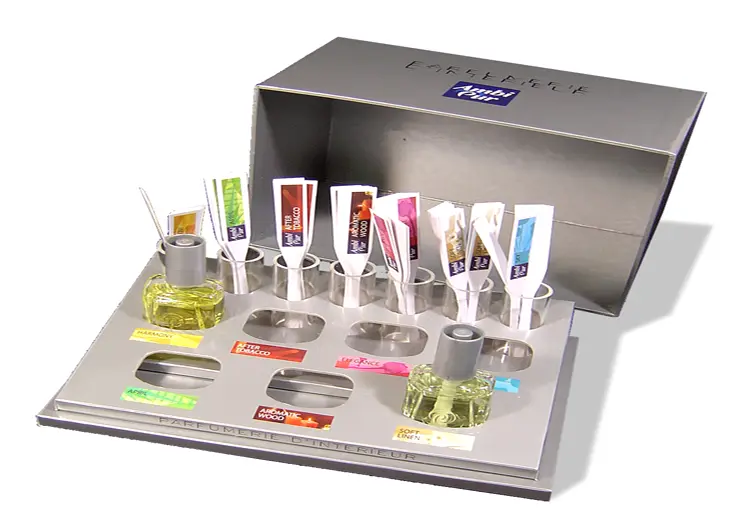 Coffret avec base débordante contrecollé rembordé d’un papier couché – impression quadrichromie+ aplat argent – pelliculage brillant – grille de calage en carton.