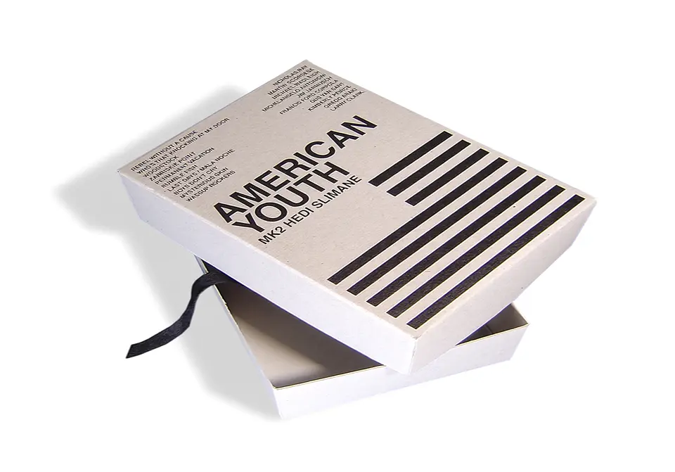 AMERICAN YOUTH - Boîte cloche type boîte à sucre en carton frictionné une face – sérigraphie noir – gaufrage – ruban extracteur – numérotation.