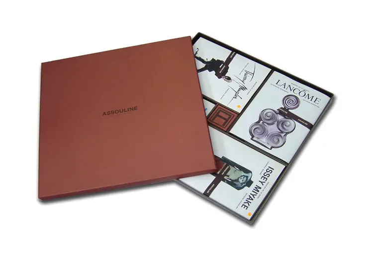 ASSOULINE - Boîte cloche contrecollée rembordée d’un papier de création – impression à chaud noire.