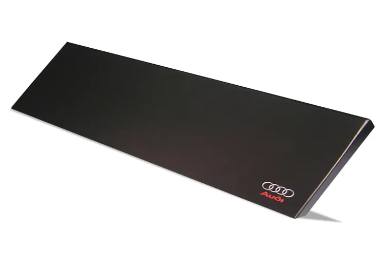 Audi - Coffret avec couvercle à rabat aimanté contrecollé rembordé de « Quinel » sur mousse polyéthylène