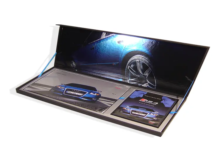 Audi - Coffret avec couvercle à rabat aimanté contrecollé rembordé de « Quinel » sur mousse polyéthylène