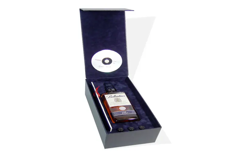 Ballantine's Coffret avec couvercle à rabat aimanté contrecollé rembordé de Balacron – impressions à chaud 1 couleur – grille de calage en mousse recouverte de suédine.