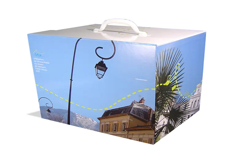 Boite Véolia transport a rabat aimantée rembordée d’impression numérique comprenant 9 classeurs en priplak opaline avec découpe cercle sur première page mécanique 4 anneaux peinte en blanc une poignée métallique blanche