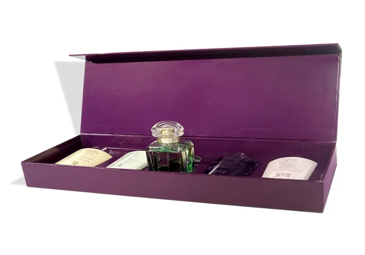 Casino - Coffret avec couvercle à rabat aimanté contrecollé rembordé d’un papier couché