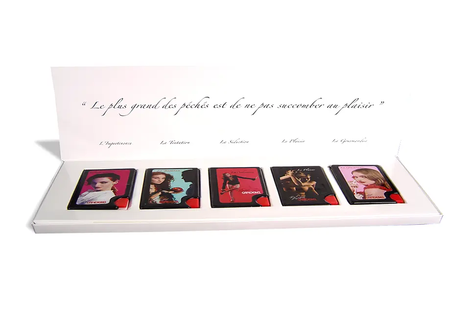 Coffret Karl Lagerfeld à couvercle simple en carte graphique – impression quadrichromie – pelliculage brillant – grille de calage en carte graphique pelliculée.