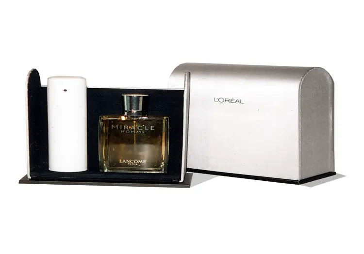 Coffret loreal à couvercle bombé contrecollé rembordé de Balacron – sérigraphie 1 couleur – grille de calage contrecollée de feutrine.