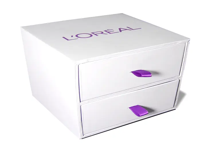 Coffret Nestlé à tiroirs contrecollé rembordé d’un papier de création – intérieur contrecollé de papier offset rouge.