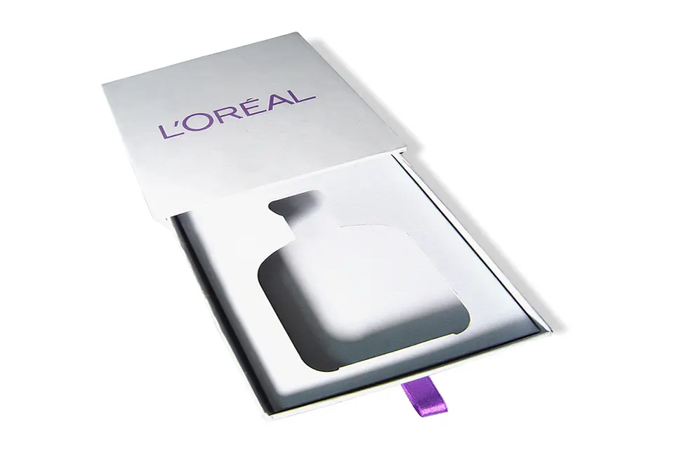 Coffret Nestlé à tiroirs contrecollé rembordé d’un papier de création – intérieur contrecollé de papier offset rouge. Coffret Nestlé à tiroirs contrecollé rembordé d’un papier de création – intérieur contrecollé de papier offset rouge.