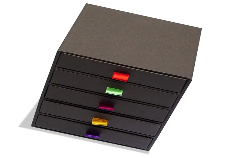 Coffret Nestlé à tiroirs contrecollé rembordé d’un papier de création – intérieur contrecollé de papier offset rouge.