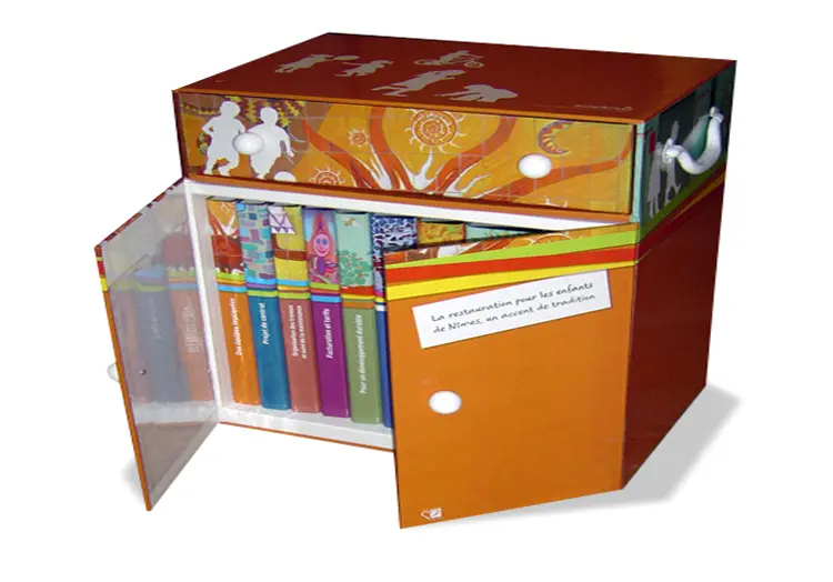 Coffret sodexo en carton rembordé d’impression a 2 portes aimanté – un tiroir avec 2 boutons blanc Classeurs dos de 65mm – 40mm et 30mm 2 planches rembordées une pochette document sur porte gauche 2 poignées métallique blanche