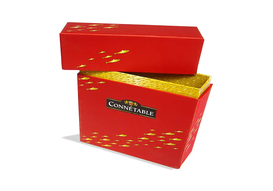 Boîte Connétable à gorge rembordée d’impression rouge mat décor de poissons pour la marque Connétable gorge intérieur avec impression jaune mat décor poissons recto verso couvercle identique a la boite