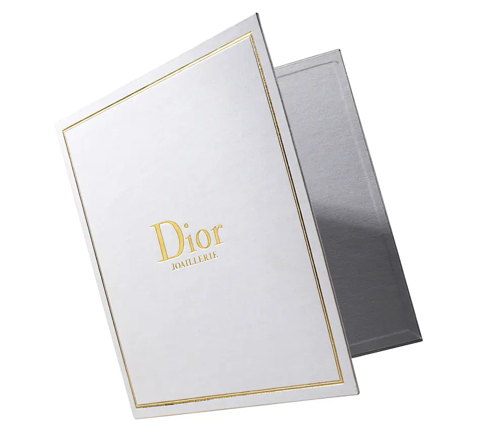 Classeur classique Dior joaillerie contrecollage et rembordage de papier pelliculé sur carton 20/10 pause de garde même matière impression a chaud or brillant mécanique 4 anneaux en or