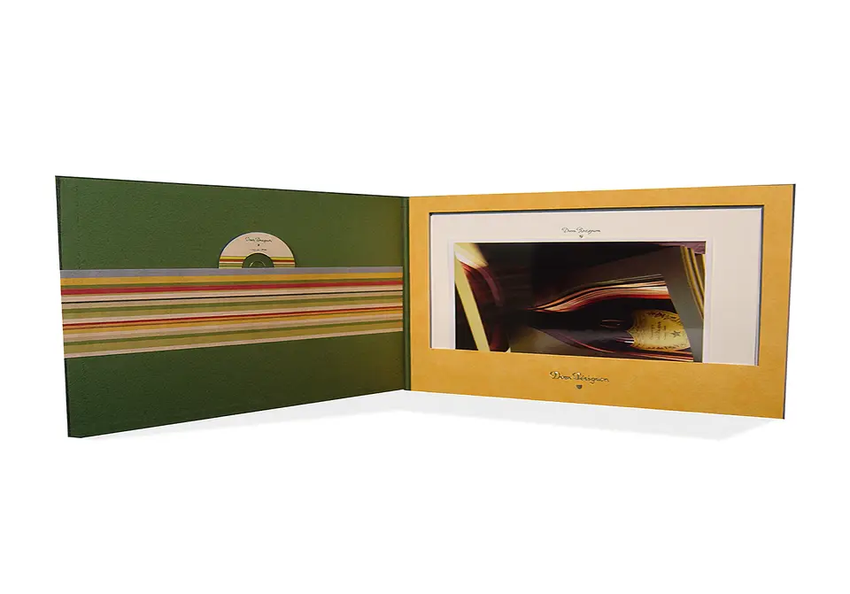 Dom Perignon Coffret avec sachet contrecollé rembordé d’un papier de création – bande de non tissé imprimé quadrichromie en numérique collé sur 1ère et 2ème de couverture – pochette mini DVD en PVC cristal collée sous la bande imprimée – dorure à chaud.