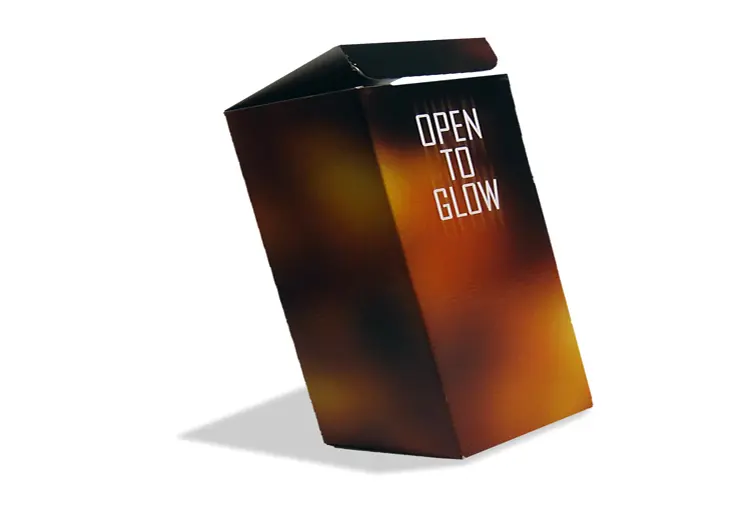 Étui Bougie pliant en microcannelure contrecollée de papier couché – impression quadrichromie – pelliculage brillant.