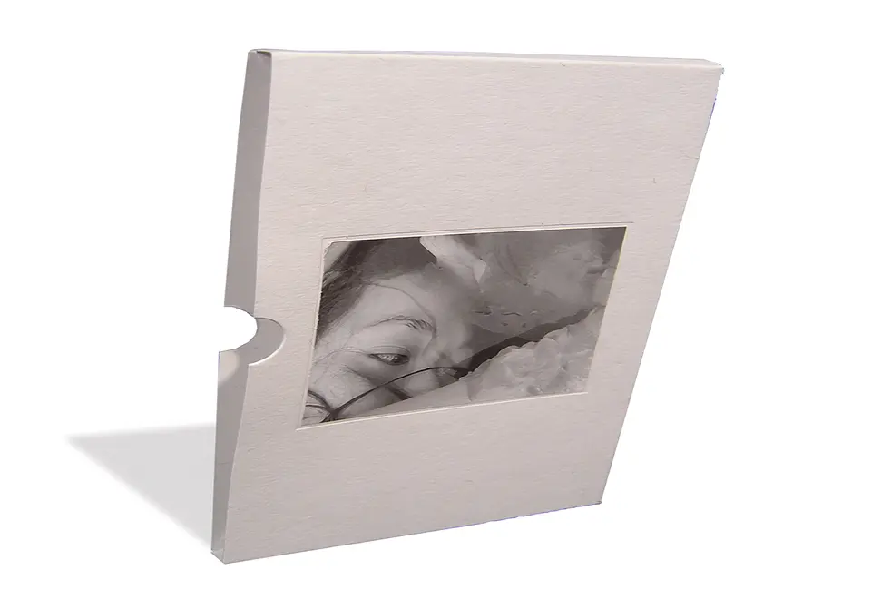 Étui Kaparis cache poussière en carton recyclé 450 g – défonce d’une cuvette et contrecollage d’une photo.