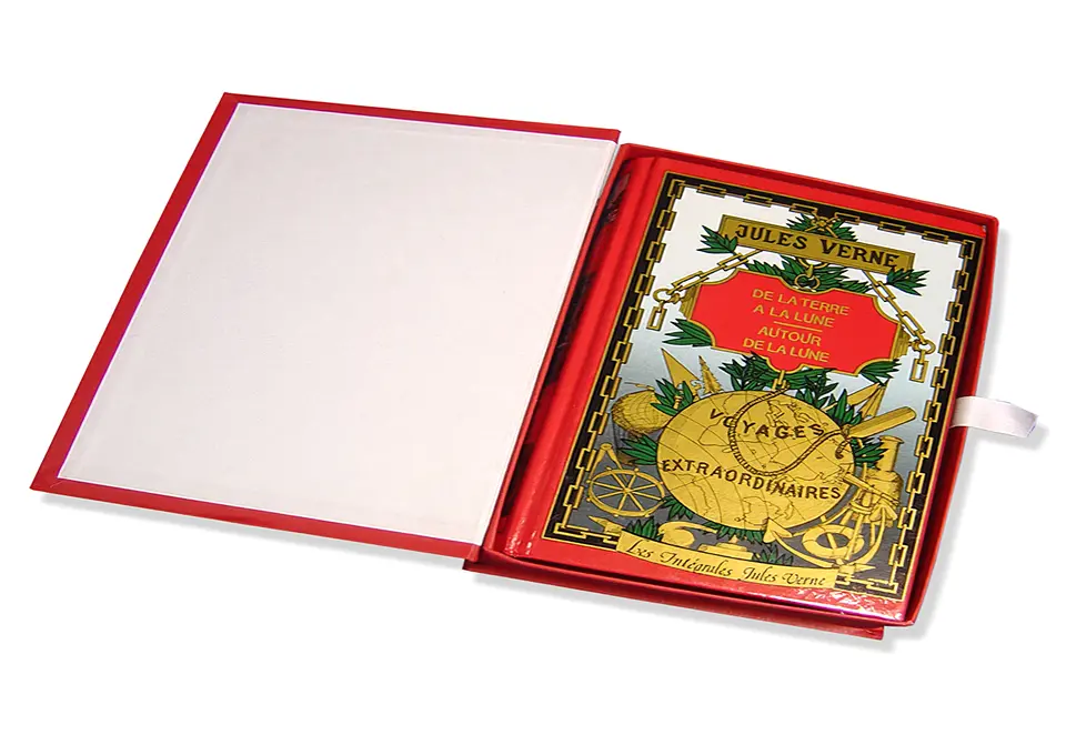 Havas Voyage - Coffret-livre contrecollé rembordé de papier offset noir – plaque en laiton gravé collée au recto du couvercle.
