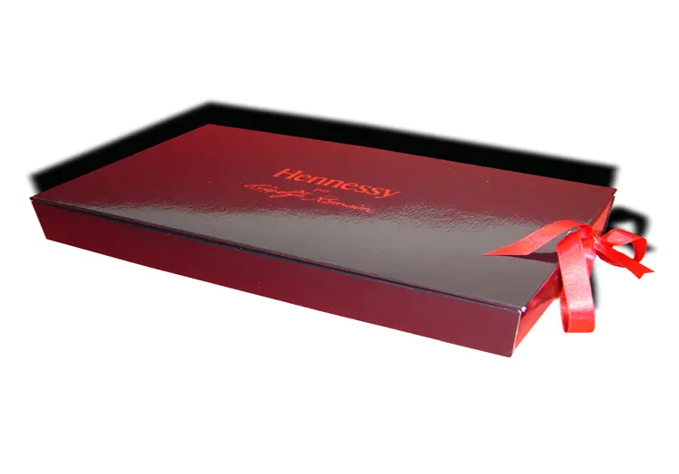 Coffret Hennessy pliant en microcannelure contrecollé rogné vif d’un papier couché