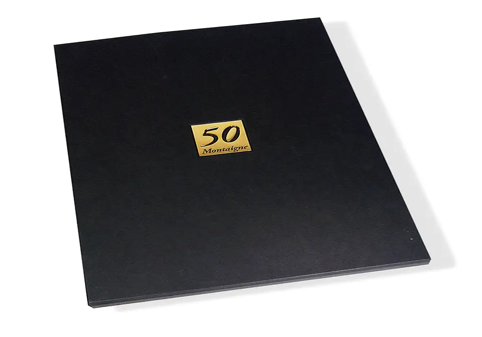 Montaigne - Coffret-livre contrecollé rembordé de papier offset noir – plaque en laiton gravé collée au recto du couvercle.