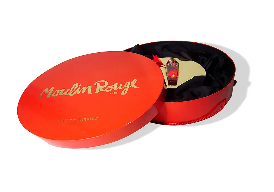 Moulin Rouge - Boîte ronde couvercle coiffant (type boîte à chapeau) carton 8 et 15/10 une face blanche contrecollé rembordé d’un papier couché – impression offset d’un aplat – impression à chaud argent – grille de calage en carton contrecollée d’un chromolux or.