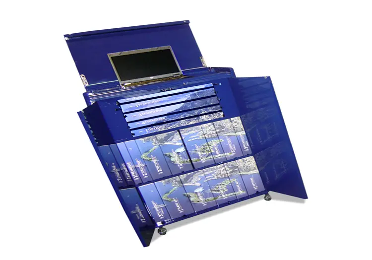 Coffret meuble a 4 roulettes Barwa pour principauté de Monaco fabrication en bois recouvert d’impression numérique avec 2 abattants 2 portes fermeture aimanté comprenant 14 classeurs avec ruban satin bleu mécanique étrier dos divers pochette pour cd et horizontalement 5 classeurs a3 avec ruban et système de cales.
